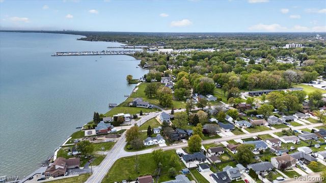 37235 Jefferson Avenue, Harrison Twp, MI 48045