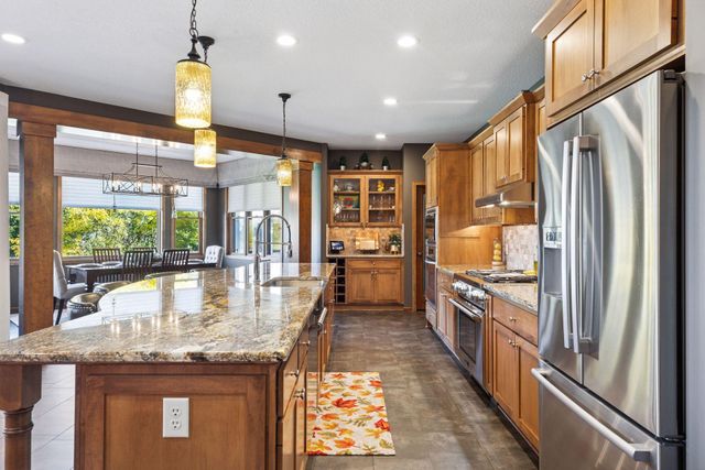 10758 Watersedge Lane, Woodbury, MN 55129