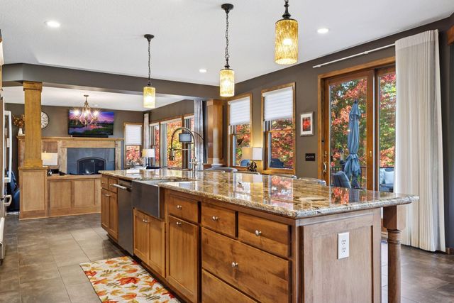 10758 Watersedge Lane, Woodbury, MN 55129