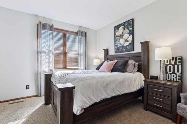 10758 Watersedge Lane, Woodbury, MN 55129