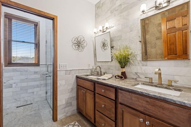 10758 Watersedge Lane, Woodbury, MN 55129