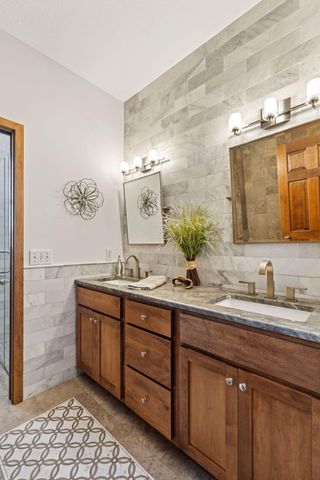 10758 Watersedge Lane, Woodbury, MN 55129