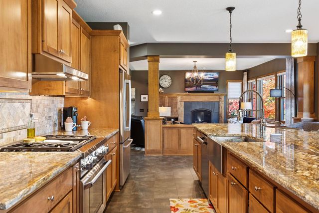 10758 Watersedge Lane, Woodbury, MN 55129