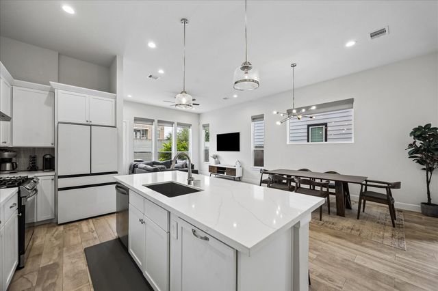 2804 Grand Fountains Drive B, Houston, TX 77054