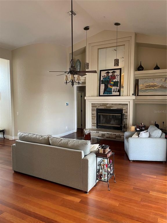 Image 15 of property listing at 1007 FEATHERSTONE CIRCLE, Ocoee, FL 34761