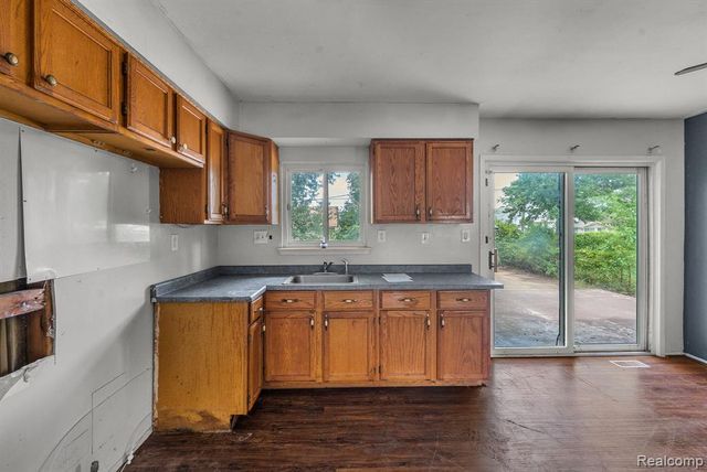 25720 Norfolk Street, Dearborn Heights, MI 48125