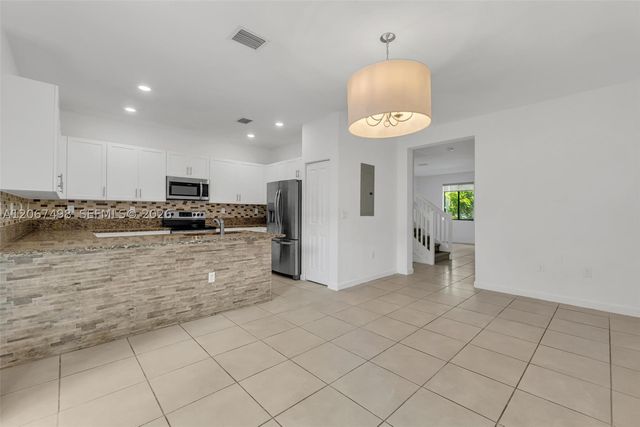 582 NE 207th St 582, Miami, FL 33179