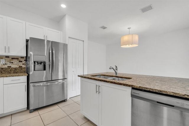 582 NE 207th St 582, Miami, FL 33179