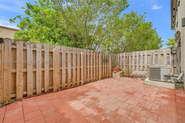 582 NE 207th St 582, Miami, FL 33179