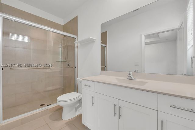 582 NE 207th St 582, Miami, FL 33179