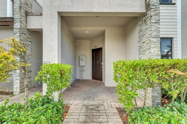 582 NE 207th St 582, Miami, FL 33179