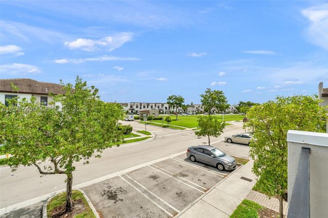 582 NE 207th St 582, Miami, FL 33179