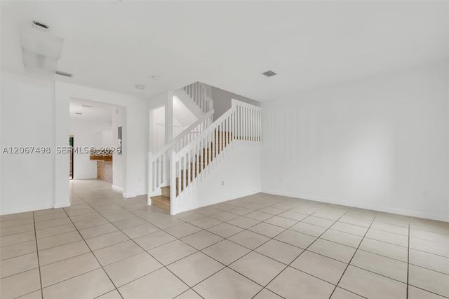 582 NE 207th St 582, Miami, FL 33179