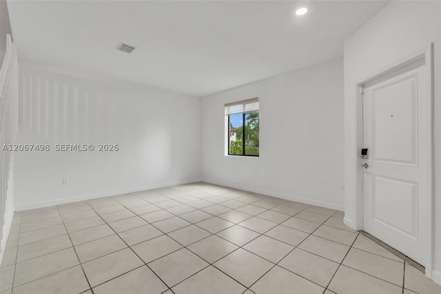 582 NE 207th St 582, Miami, FL 33179