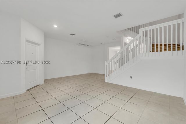 582 NE 207th St 582, Miami, FL 33179