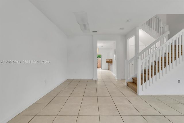582 NE 207th St 582, Miami, FL 33179