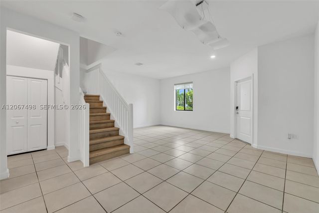 582 NE 207th St 582, Miami, FL 33179