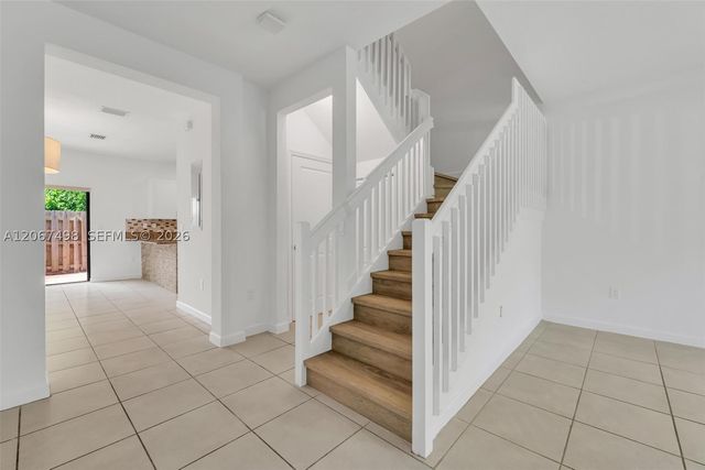 582 NE 207th St 582, Miami, FL 33179