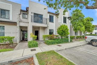 582 NE 207th St 582, Miami, FL 33179