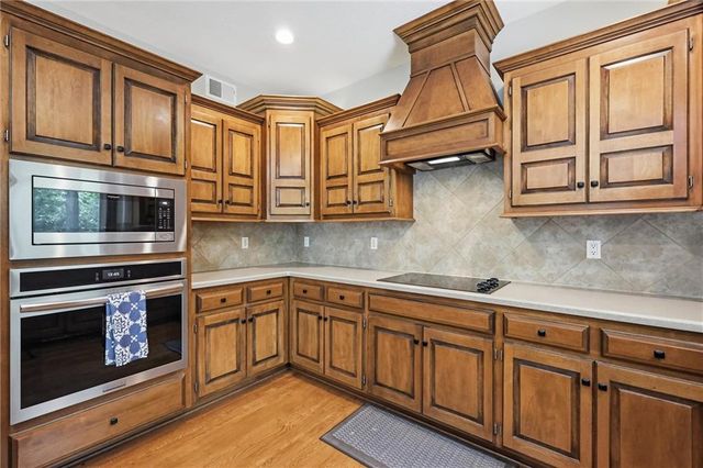 14345 NW 65th Place, Parkville, MO 64152