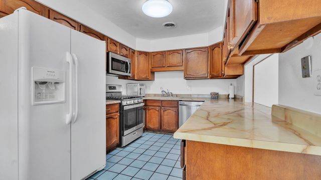 11 Coyote Road, Los Lunas, NM 87031