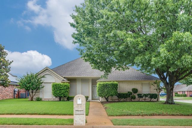 300 Vera Drive, Burleson, TX 76028