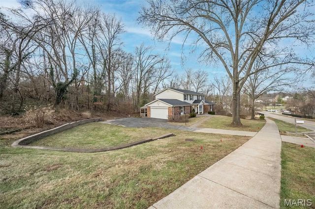 135 Greentrails Drive S, Chesterfield, MO 63017