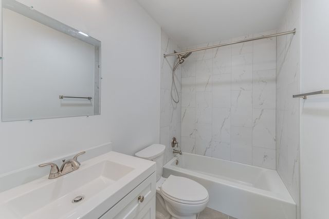 900 Perrie Drive 304, Elk Grove Village, IL 60007