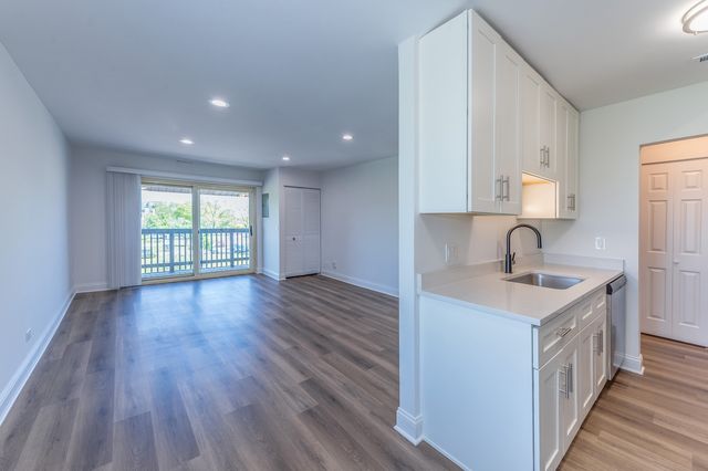 900 Perrie Drive 304, Elk Grove Village, IL 60007