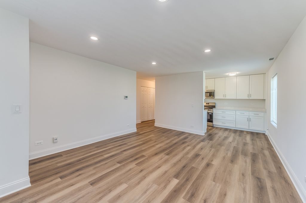 Image 11 of property listing at 900 Perrie Drive 304, Elk Grove Village, IL 60007