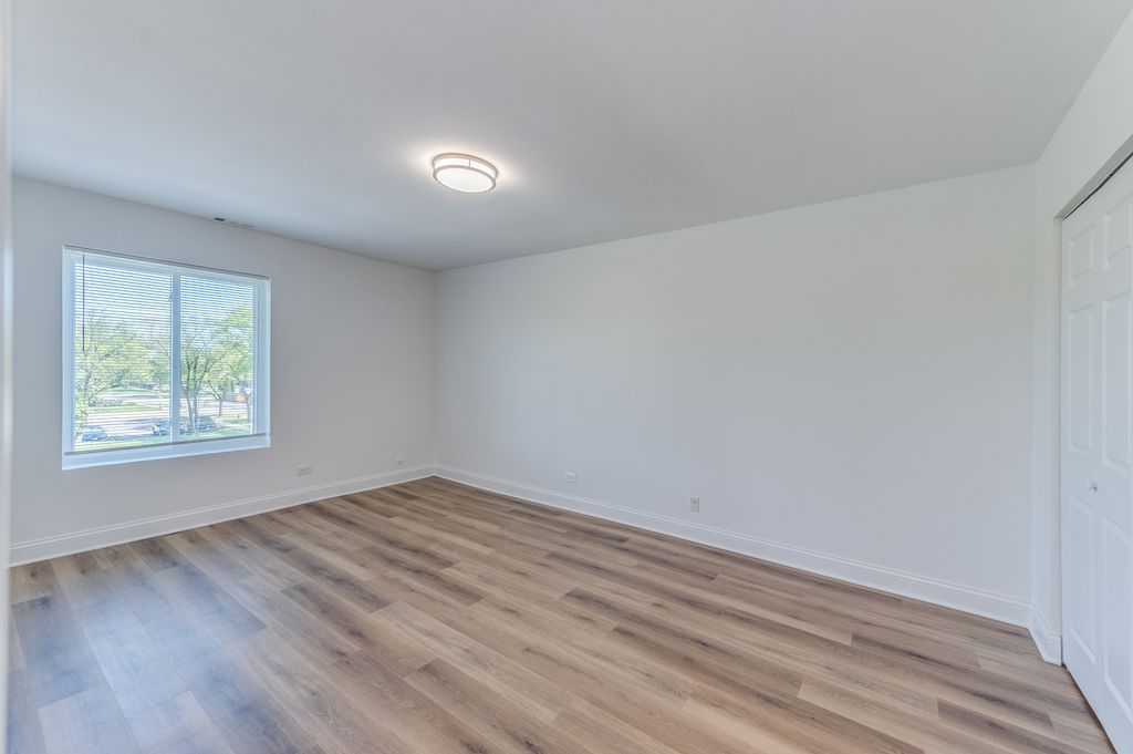 Image 12 of property listing at 900 Perrie Drive 304, Elk Grove Village, IL 60007