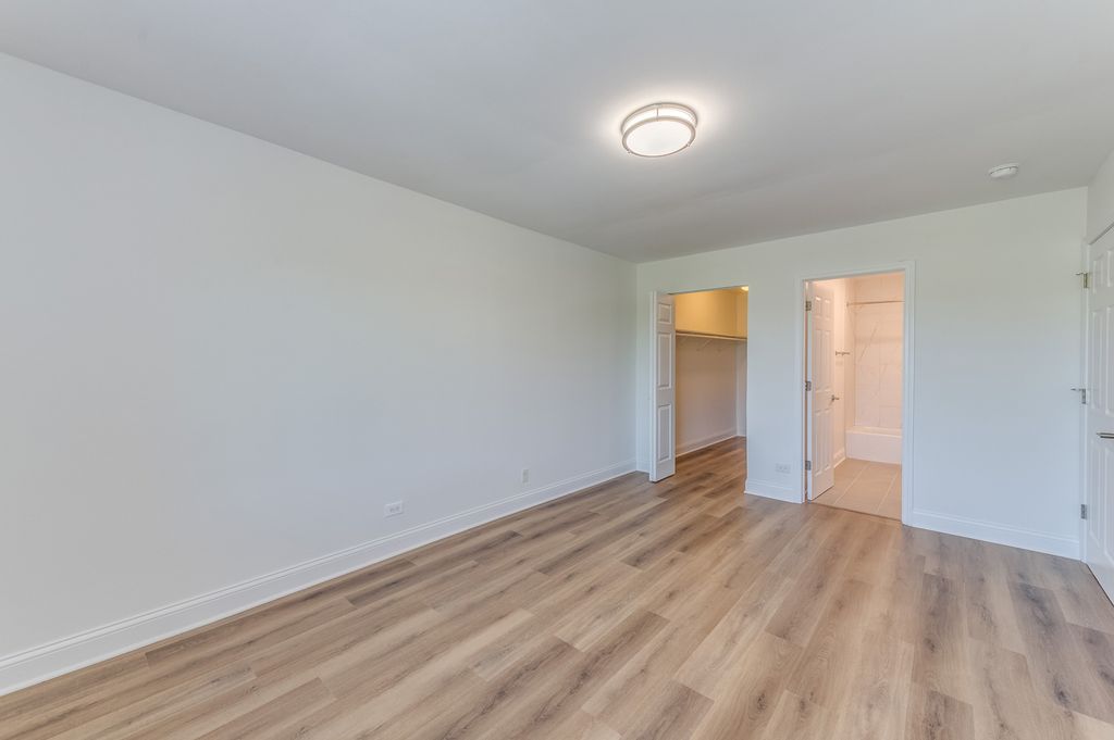 Image 13 of property listing at 900 Perrie Drive 304, Elk Grove Village, IL 60007