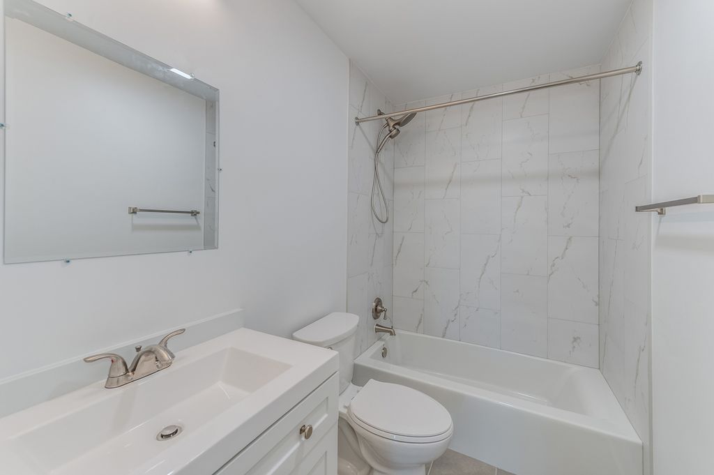 Image 18 of property listing at 900 Perrie Drive 304, Elk Grove Village, IL 60007