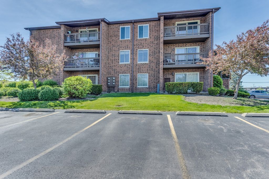 Image 20 of property listing at 900 Perrie Drive 304, Elk Grove Village, IL 60007