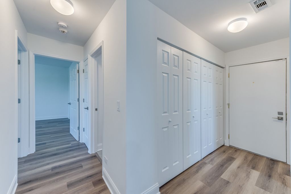 Image 3 of property listing at 900 Perrie Drive 304, Elk Grove Village, IL 60007