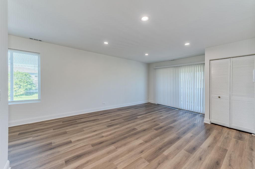 Image 9 of property listing at 900 Perrie Drive 304, Elk Grove Village, IL 60007
