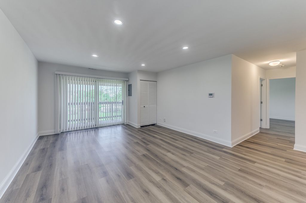 Image 10 of property listing at 900 Perrie Drive 304, Elk Grove Village, IL 60007