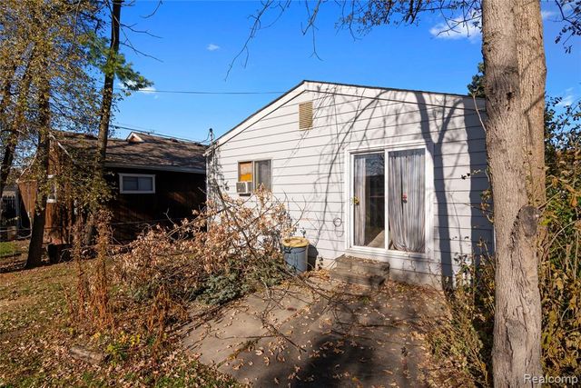 20842 Ridgemont Road, Harper Woods, MI 48225