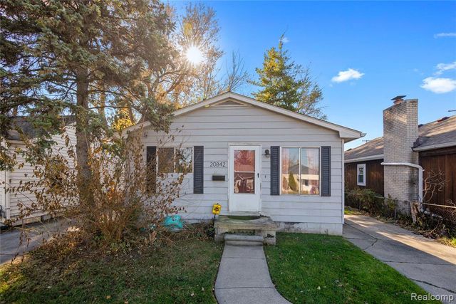 20842 Ridgemont Road, Harper Woods, MI 48225