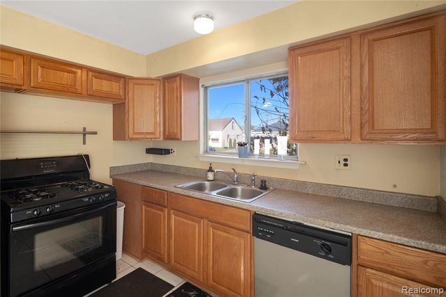 20842 Ridgemont Road, Harper Woods, MI 48225