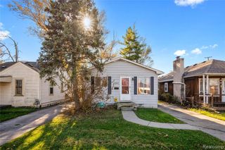 20842 Ridgemont Road, Harper Woods, MI 48225