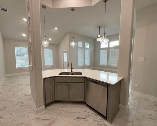 10 Green Meadows Lane, West Columbia, TX 77486