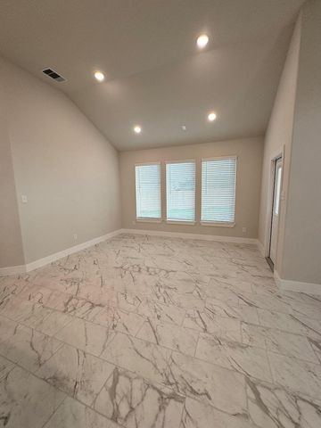 10 Green Meadows Lane, West Columbia, TX 77486