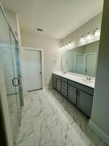 10 Green Meadows Lane, West Columbia, TX 77486