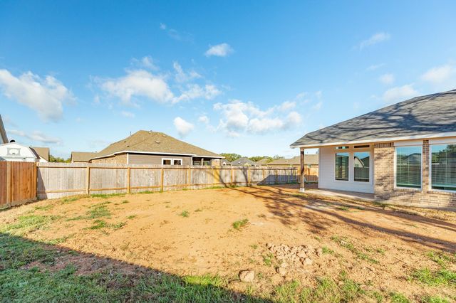 10 Green Meadows Lane, West Columbia, TX 77486