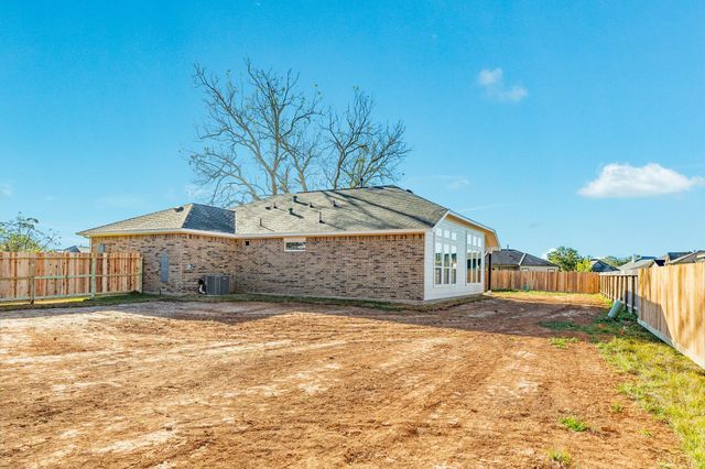 10 Green Meadows Lane, West Columbia, TX 77486