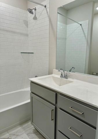 10 Green Meadows Lane, West Columbia, TX 77486