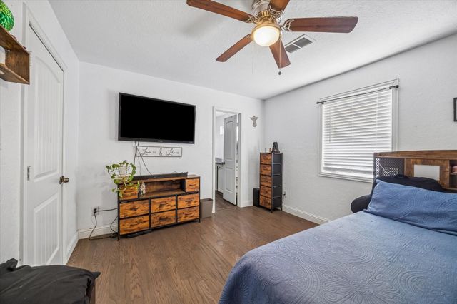 271 Trails End Drive, Cleveland, TX 77328