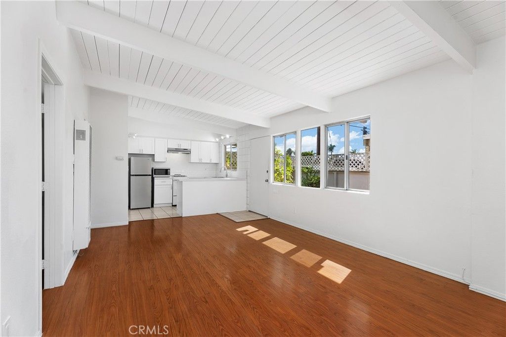 Image 10 of property listing at 1124 Victoria, Costa Mesa, CA 92627