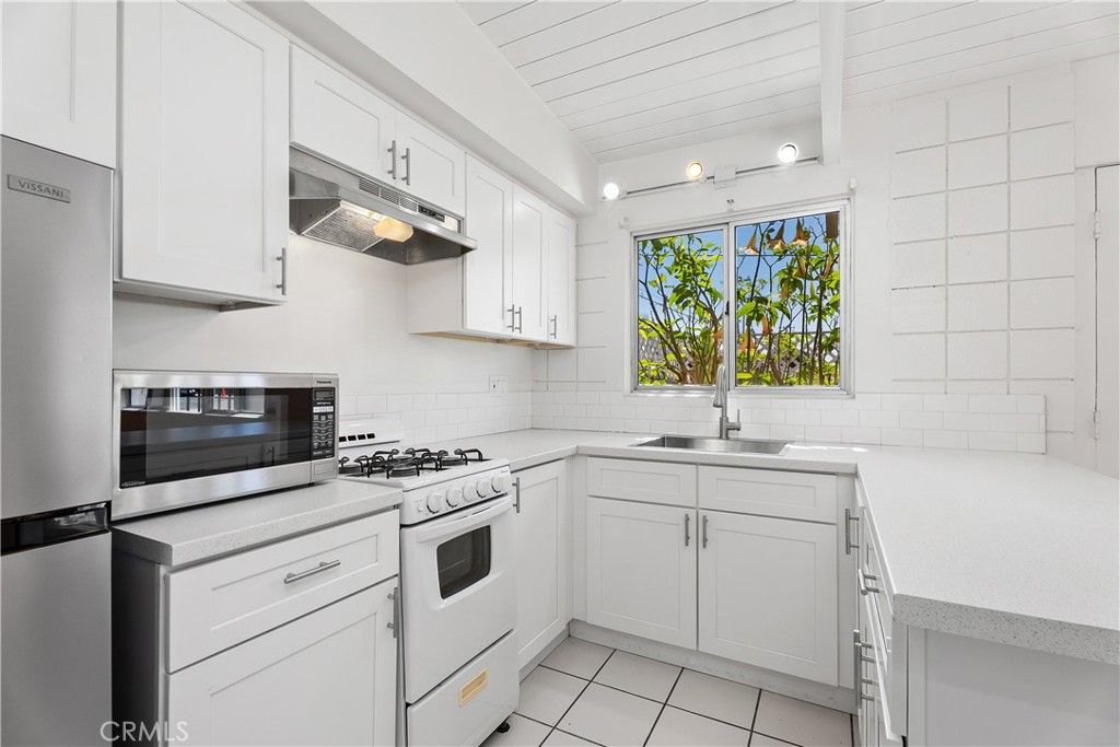 Image 12 of property listing at 1124 Victoria, Costa Mesa, CA 92627